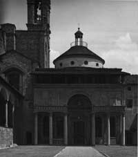a capela pazzi situa-se no claustro da santa croce. não a mencionei no texto não por carecer ela de importância,mas por ser redundante em relação à sacristia dos medicis, da qual ela procede.o tratamento mais elaborado do espaço externo, apesar de sua beleza indiscutivel,tampouco acrescentaria à argumentaçãodo texto. 